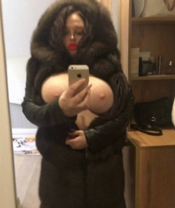 У меня есть своя уютная квартира в Москве, где я могу тебя принять и создать незабываемую атмосферу страсти и расслабления. Мои услуги включают различные этапы эротического массажа, интимные ласки и наслаждение в компании симпатичной и умелой девушки, готовой погрузить тебя в мир наслаждения и сладости. У меня хорошие отзывы и я гарантирую тебе полную конфиденциальность. С моими фотографиями ты можешь ознакомиться ниже 👇 Обращайся, и я превращу в жизнь все твои желания. И не забудь, я живу в Москве! 😉🌆 София